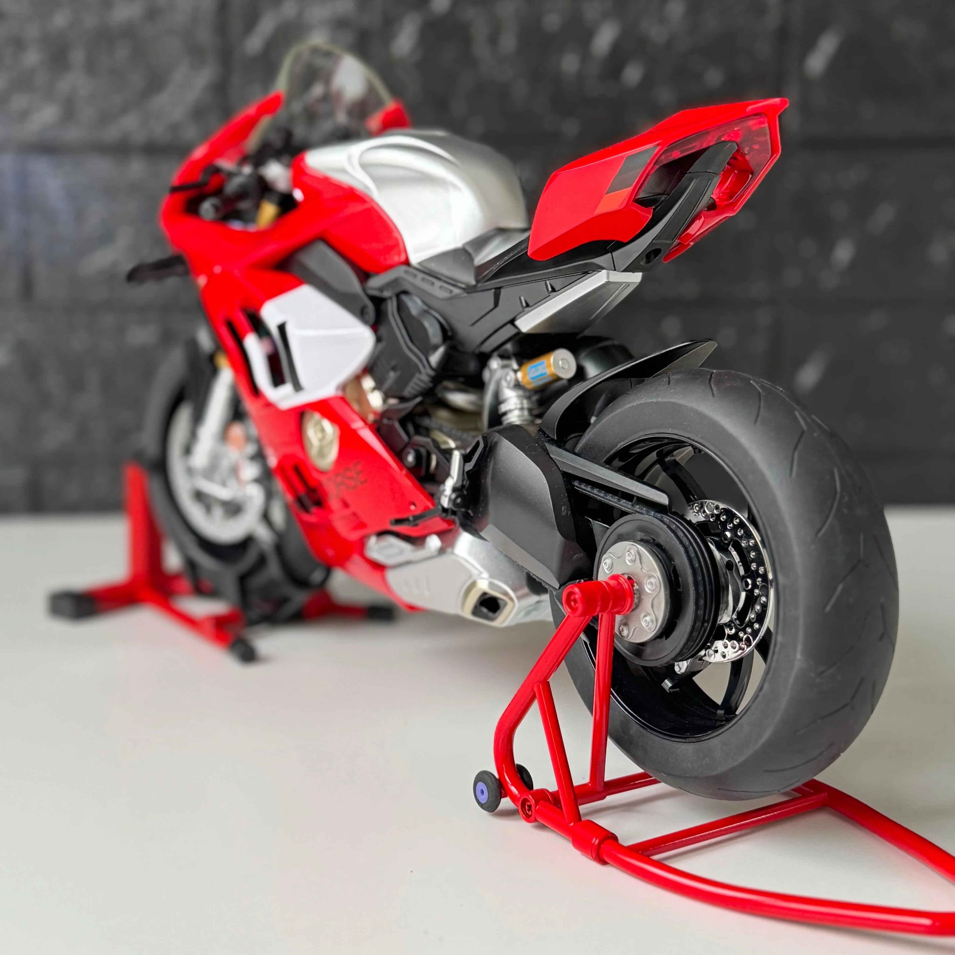 1:6 Ducati V4S with Smoke