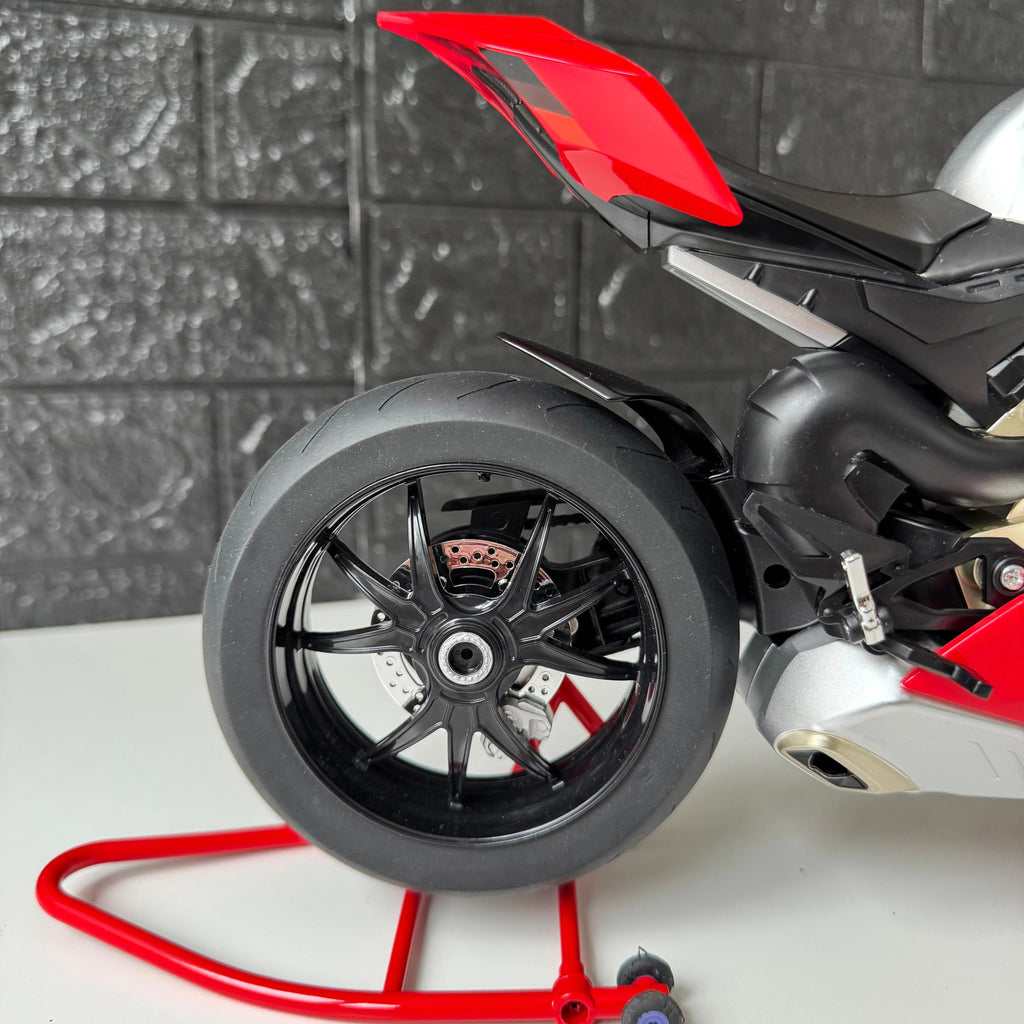 1:6 Ducati V4S with Smoke