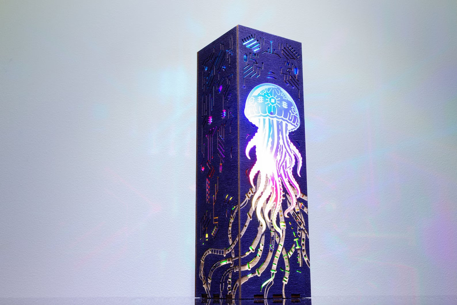 Cyberpunk Jellyfish LED Desk Lamp – Futuristic Tech Gaming Room Decor